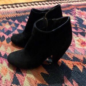 Steve Madden Panelope zippered black booties